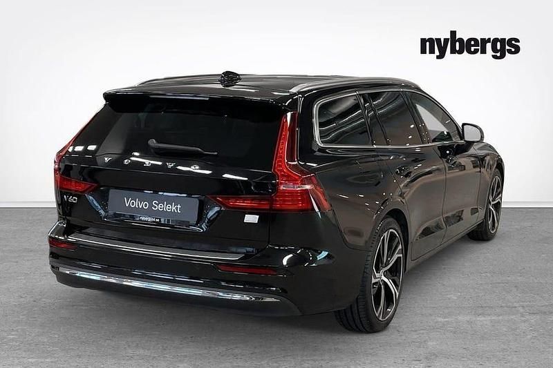 Begagnad Volvo V60 Core 355 HK (261 kW) 2023 Svart Kombi