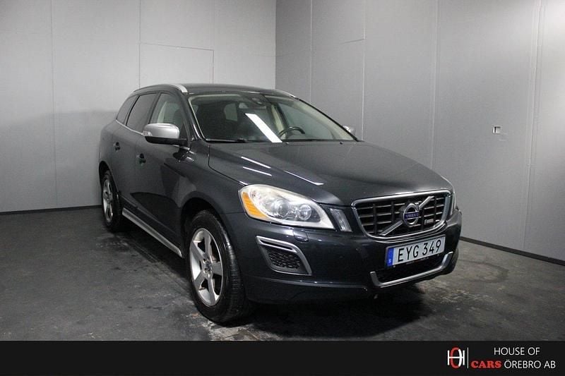 Mörkgrå (grå) Begagnad 2013 Volvo XC60 R-Design SUV | 84 900 kr (Bra pris) - Bild 1/4