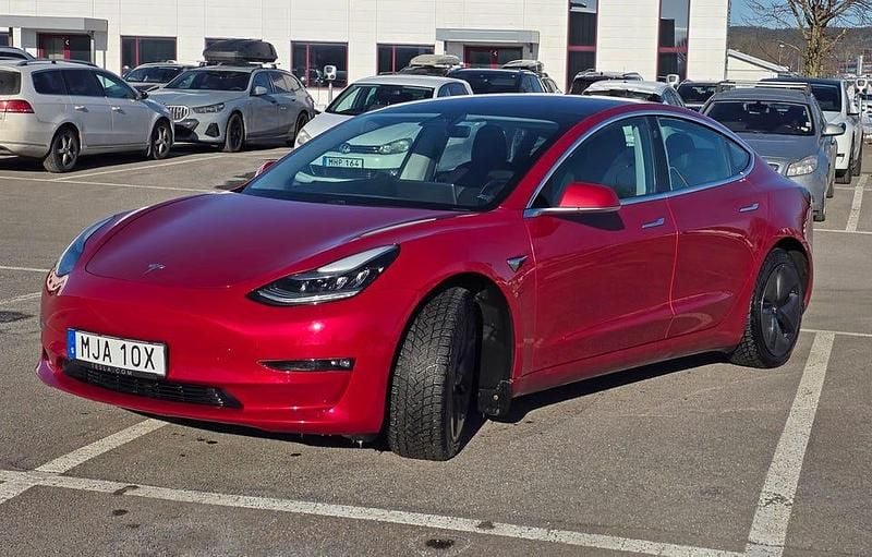 Begagnad Tesla Model 3 Long Range AWD 323 kW (440 HK) 2019 Nylackerad framskärmar och främre stötfångare. Sedan