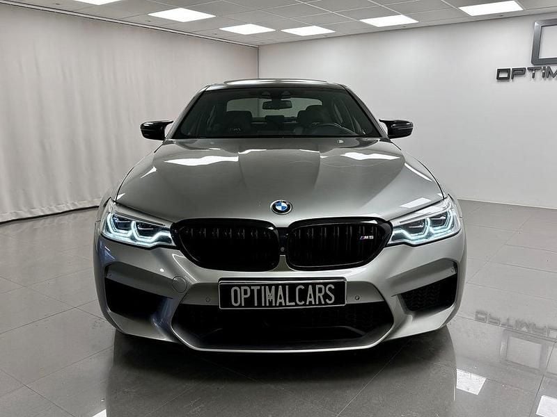 Begagnad BMW M5 Comfort Edition 600 HK (441 kW) 2018 Donington grå metallic. Sedan