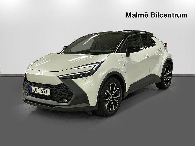 Vit Begagnad 2024 Toyota C-HR Style SUV | 369 900 kr (Superpris) - Bild 1/4