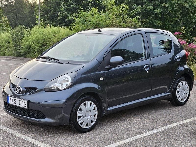Grå Begagnad 2007 Toyota Aygo Halvkombi | 41 000 kr (Marknadspris) - Bild 1/4
