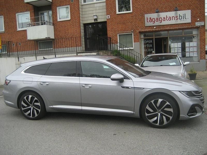 Silver (silvergrå effekt metallic) Begagnad 2021 VW Arteon R-line Kombi | 299 900 kr (Marknadspris) - Bild 1/4