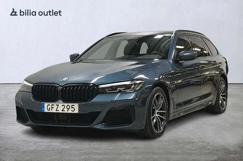 Blå Begagnad 2023 BMW 530 M Sport Kombi | 419 900 kr - Bild 1/4