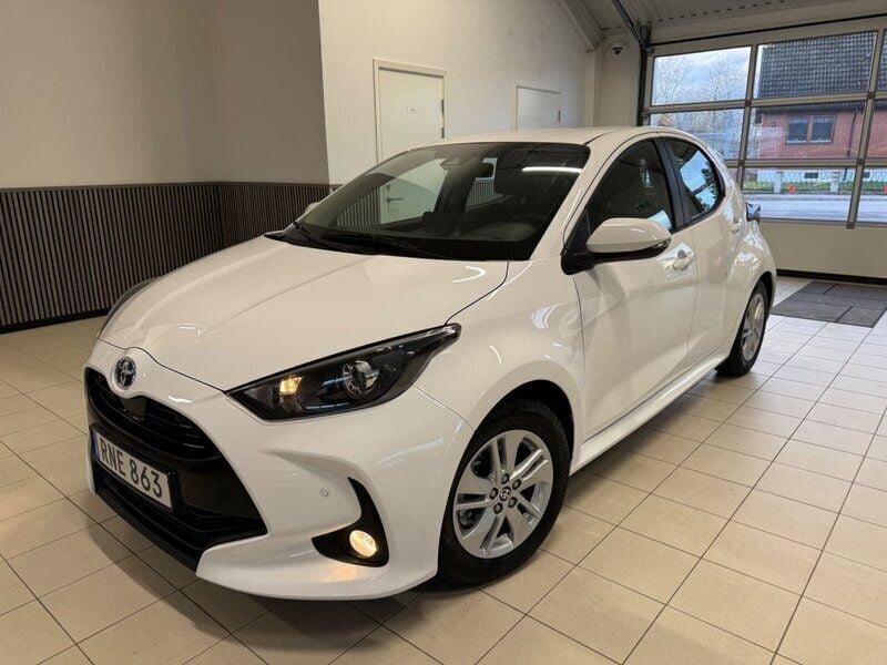 Vit Begagnad 2022 Toyota Yaris Hybrid Active Halvkombi | 194 900 kr (Marknadspris) - Bild 1/4