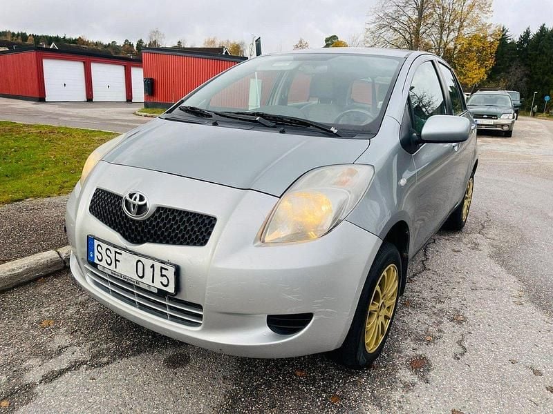 Grå Begagnad 2006 Toyota Yaris Halvkombi | 41 000 kr (Marknadspris) - Bild 1/4