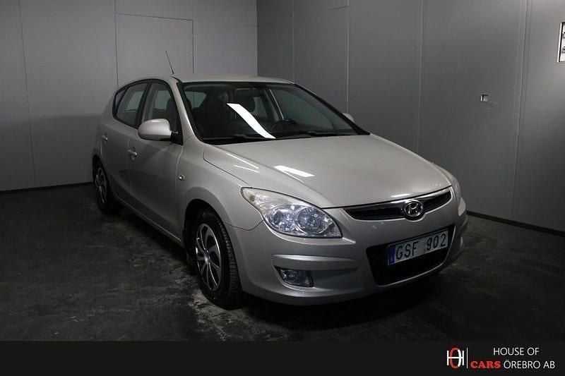 Silver Begagnad 2008 Hyundai i30 Halvkombi | 32 900 kr (Marknadspris) - Bild 1/4