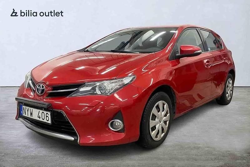 Begagnad Toyota Auris 2013 Röd Halvkombi