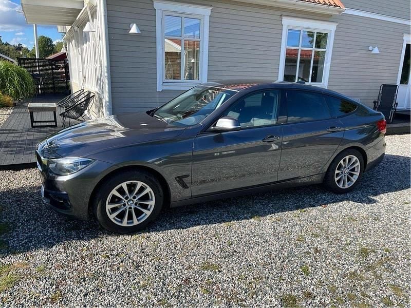 Grå Begagnad 2018 BMW 320 Gran Turismo Sport Line Halvkombi | 177 000 kr (Bra pris) - Bild 1/1