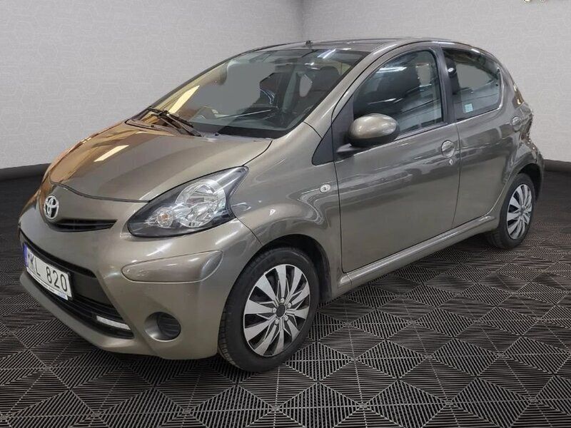 Brun Begagnad 2013 Toyota Aygo Halvkombi | 49 900 kr (Marknadspris) - Bild 1/4