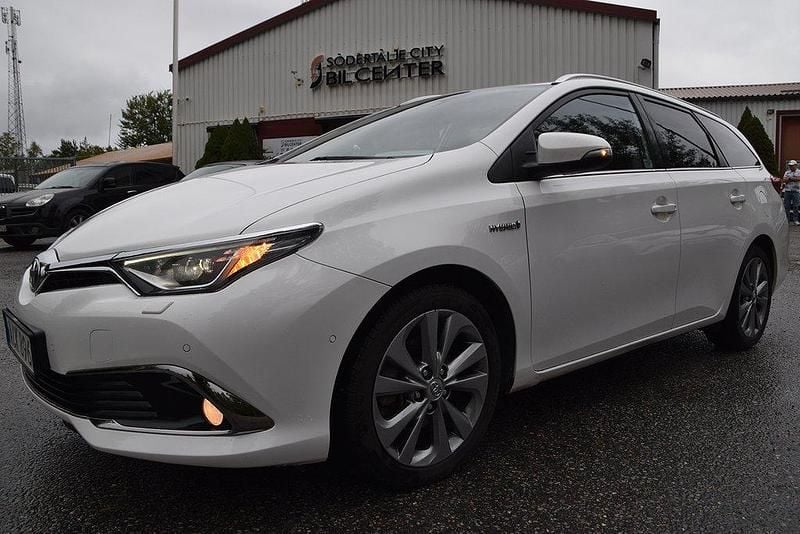 Vit Begagnad 2016 Toyota Auris Touring Sports Executive Kombi | 169 900 kr (Marknadspris) - Bild 1/4