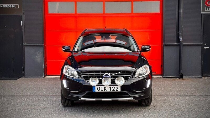 Svart Begagnad 2015 Volvo XC60 Momentum SUV | 99 900 kr (Bra pris) - Bild 1/4