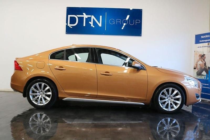 Brun Begagnad 2011 Volvo S60 Summum Sedan | 104 500 kr (Marknadspris) - Bild 1/4