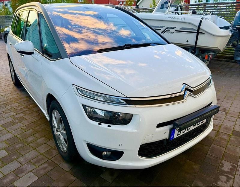Vit Begagnad 2014 Citroën Grand C4 Picasso Exclusive Minibuss | 120 000 kr (Marknadspris) - Bild 1/4