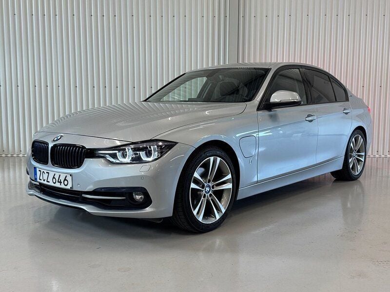 Silver Begagnad 2017 BMW 330e Sport Line Sedan | 199 900 kr (Superpris) - Bild 1/4