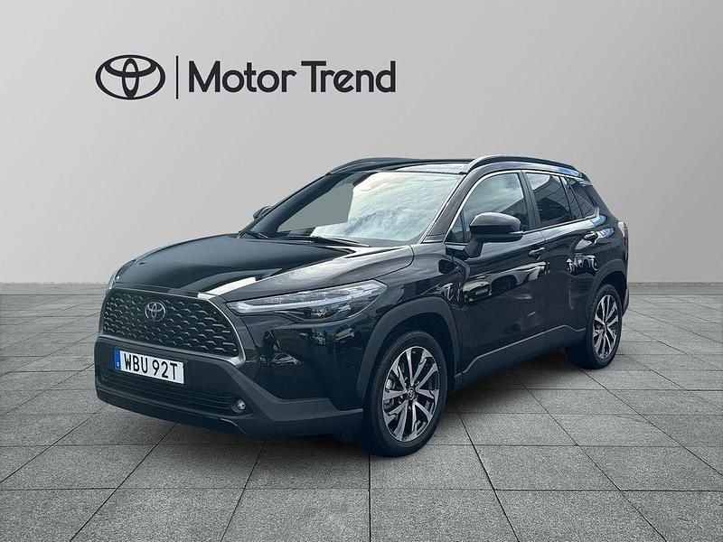 Svart Begagnad 2025 Toyota Corolla Cross Style SUV | 399 000 kr (Marknadspris) - Bild 1/4