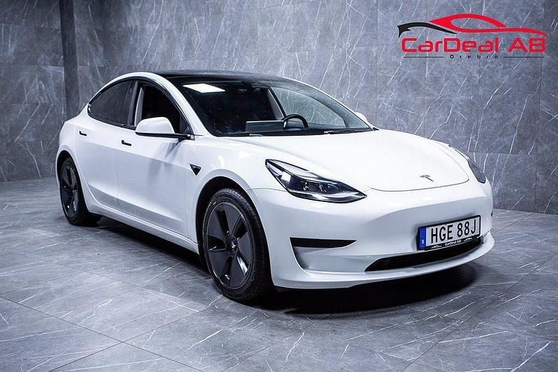 Vit Begagnad 2022 Tesla Model 3 Standard Range Sedan | 268 800 kr - Bild 1/4