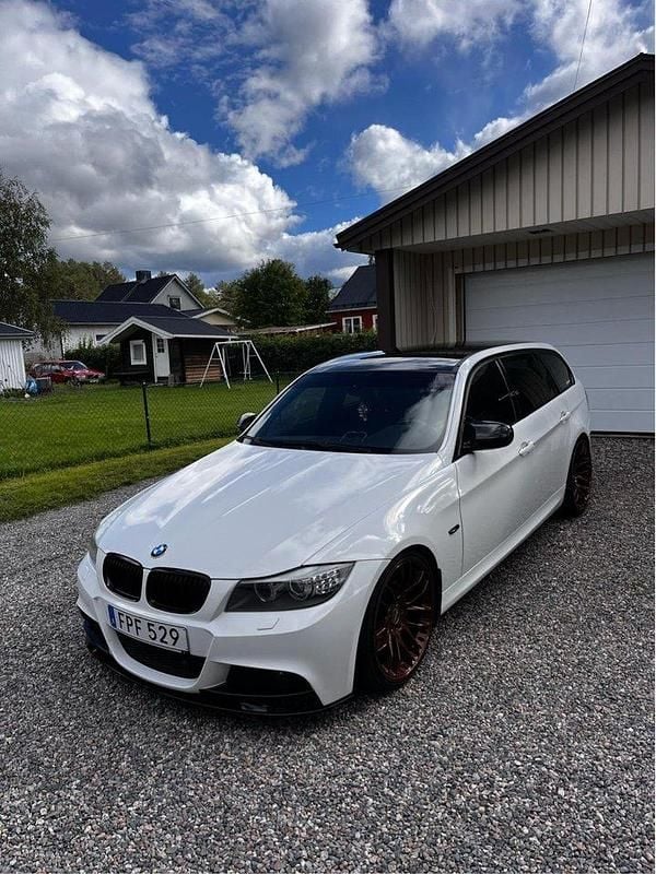 Vit Begagnad 2009 BMW 320 Comfort Edition Kombi | 100 000 kr (Dyr) - Bild 1/4
