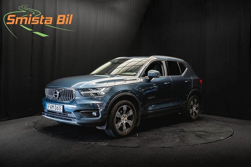 Mörkblå Begagnad 2021 Volvo XC40 Inscription SUV | 334 900 kr (Marknadspris) - Bild 1/3