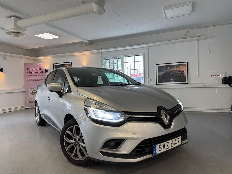 Silver Begagnad 2018 Renault Clio IV Halvkombi | 89 900 kr (Marknadspris) - Bild 1/4