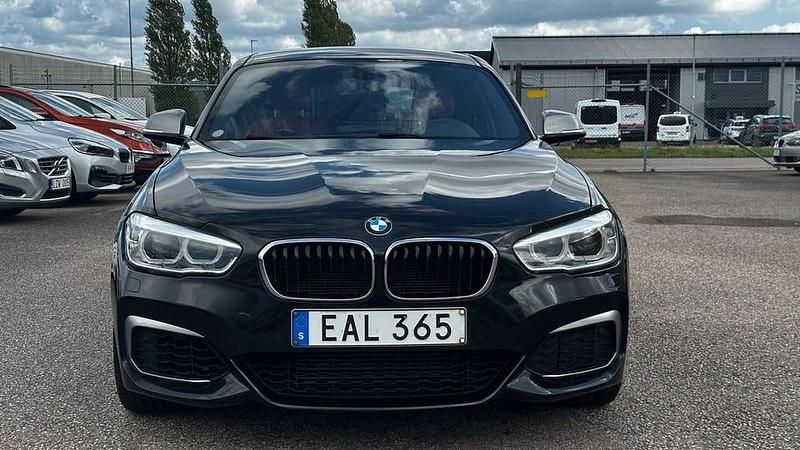 Begagnad BMW M135 326 HK (239 kW) 2016 Svart Halvkombi