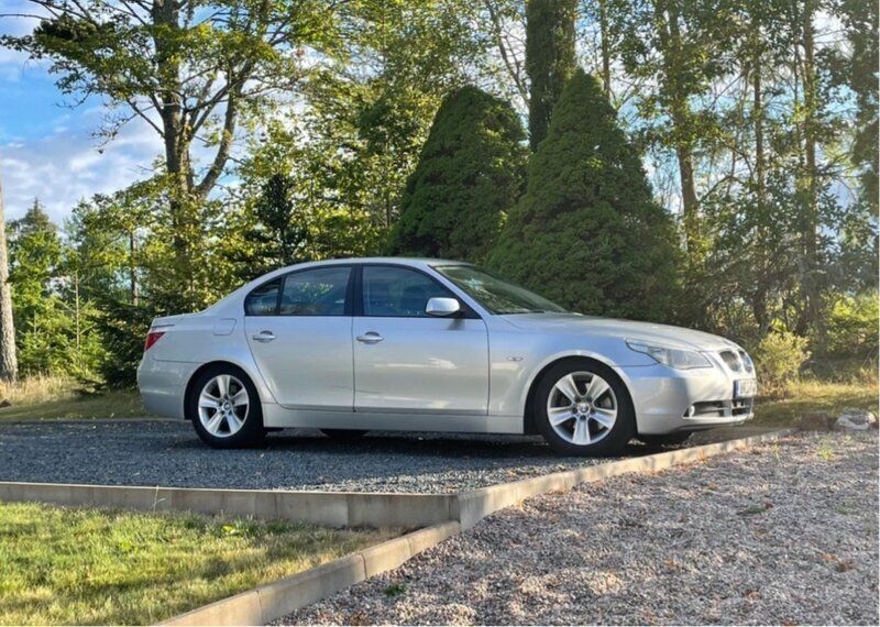 Grå Begagnad 2004 BMW 520 Sedan | 45 500 kr (Marknadspris) - Bild 1/1