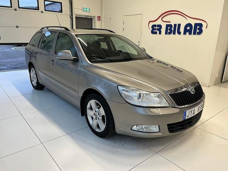 Ljusbrun Begagnad 2010 Skoda Octavia Kombi | 49 900 kr (Dyr) - Bild 1/4