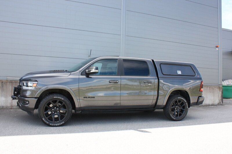 Grå (grå metallic) Begagnad 2021 RAM 1500 Pickup | 719 900 kr (Superpris) - Bild 1/3