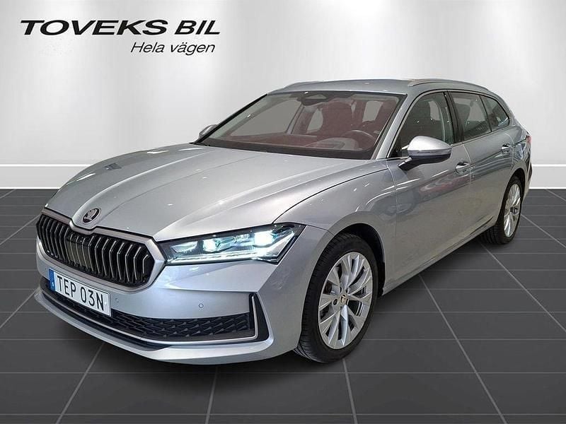 Silver (pebble silver metallic) Begagnad 2024 Skoda Superb Selection Kombi | 389 900 kr (Dyr) - Bild 1/4
