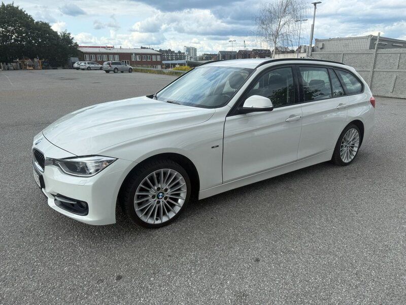 Vit Begagnad 2013 BMW 318 Sport Line Kombi | 129 900 kr (Marknadspris) - Bild 1/4