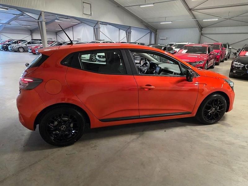 Begagnad Renault Clio V Evolution 143 HK (105 kW) 2023 Orange Halvkombi