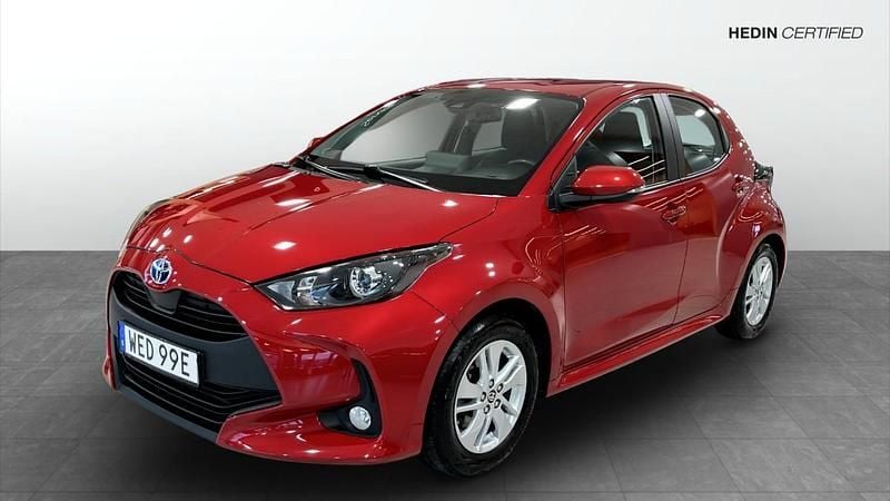 Röd (red) Begagnad 2022 Toyota Yaris Hybrid Active Halvkombi | 204 900 kr (Marknadspris) - Bild 1/4