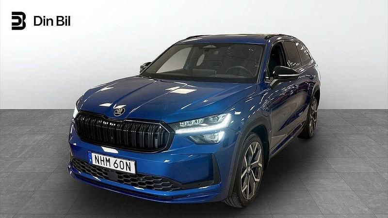 Blå (race blue metallic) Begagnad 2024 Skoda Kodiaq SportLine SUV | 529 900 kr (Marknadspris) - Bild 1/4