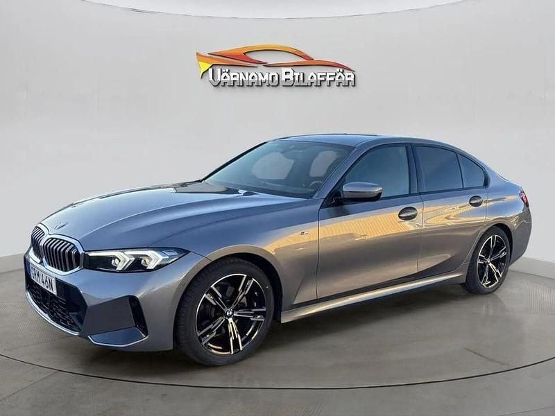 Grå Begagnad 2024 BMW 320 Comfort Edition Sedan | 469 900 kr (Marknadspris) - Bild 1/4