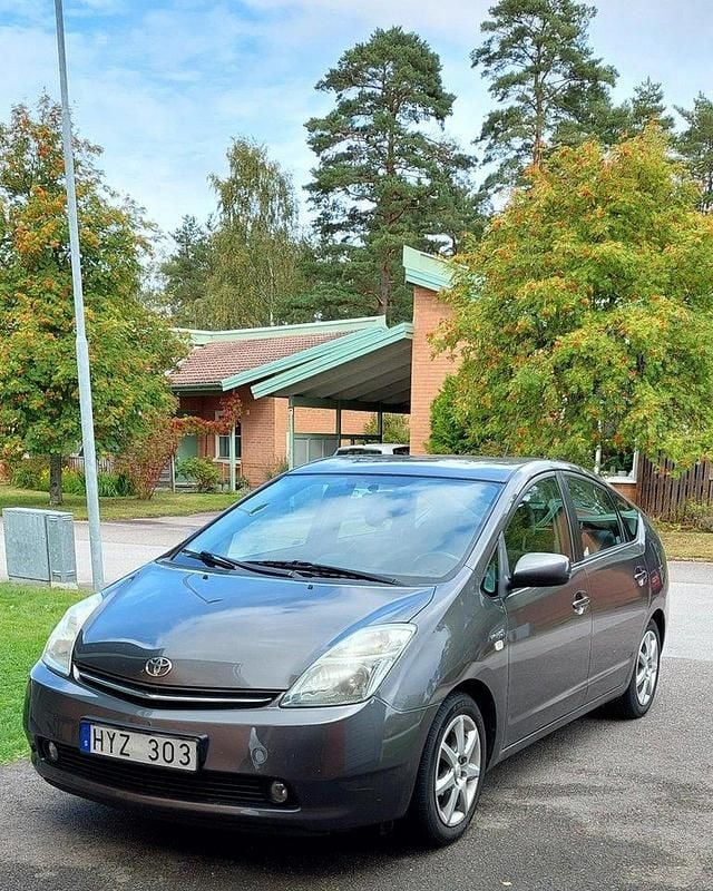 Grå Begagnad 2009 Toyota Prius Halvkombi | 69 900 kr (Marknadspris) - Bild 1/4