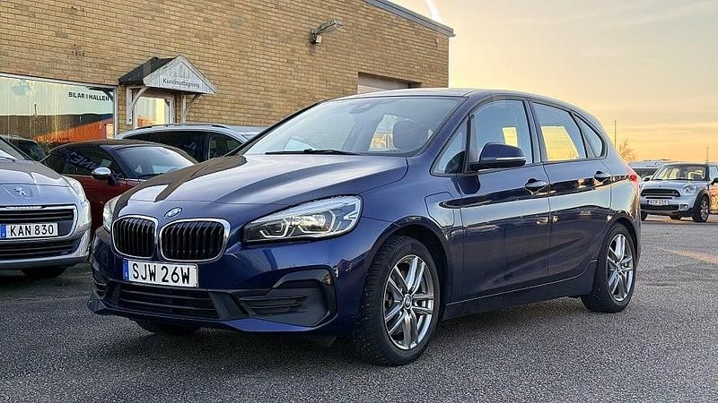 Mörkblå Begagnad 2019 BMW 225 Active Tourer Sport Line Minibuss | 239 500 kr (Marknadspris) - Bild 1/4