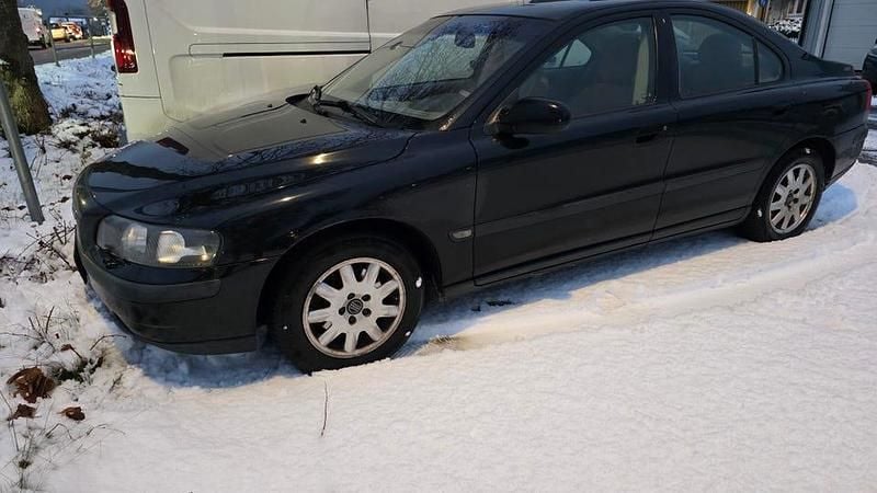 Svart Begagnad 2001 Volvo S60 Sedan | 8 000 kr (Marknadspris) - Bild 1/4
