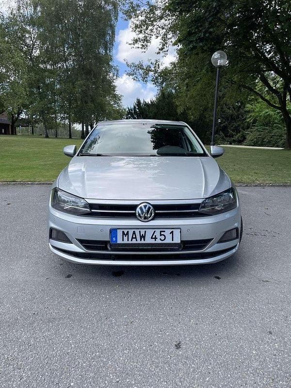 Silver Begagnad 2018 VW Polo Halvkombi | 124 000 kr (Lite dyr) - Bild 1/4