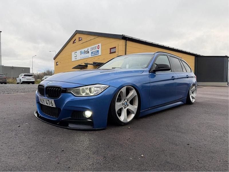 Blå Begagnad 2013 BMW 320 M Sport Kombi | 169 900 kr - Bild 1/4