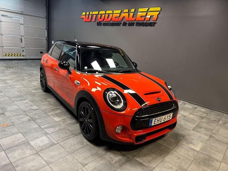 Orange Begagnad 2018 Mini Cooper S Chili Halvkombi | 209 900 kr (Marknadspris) - Bild 1/4