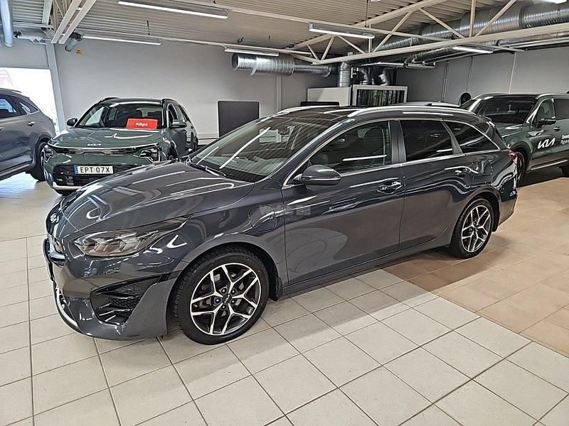 Grå Begagnad 2022 Kia Ceed Sportswagon 2 Kombi | 249 900 kr (Marknadspris) - Bild 1/4