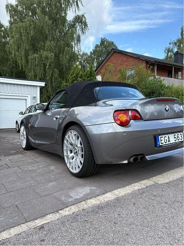 Grå Begagnad 2003 BMW Z4 Cab | 149 000 kr (Marknadspris) - Bild 1/4
