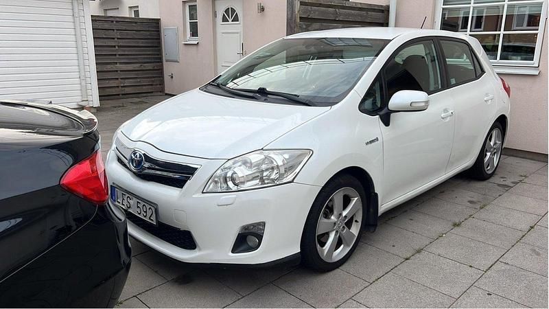 Vit Begagnad 2010 Toyota Auris Hybrid Comfort Halvkombi | 109 000 kr (Marknadspris) - Bild 1/4