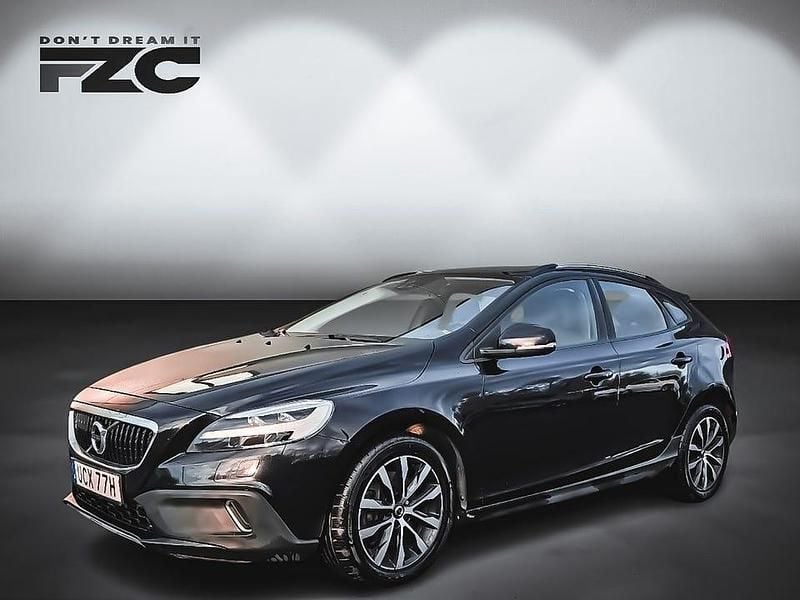 Svart Begagnad 2019 Volvo V40 Momentum Halvkombi | 169 500 kr (Marknadspris) - Bild 1/4