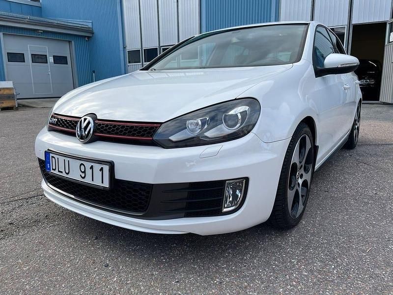 Vit Begagnad 2010 VW Golf VI GTI Halvkombi | 149 800 kr - Bild 1/4