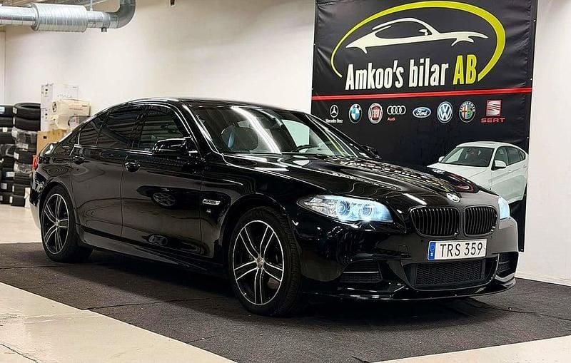 Svart Begagnad 2016 BMW 520 M Sport Sedan | 189 900 kr (Lite dyr) - Bild 1/4