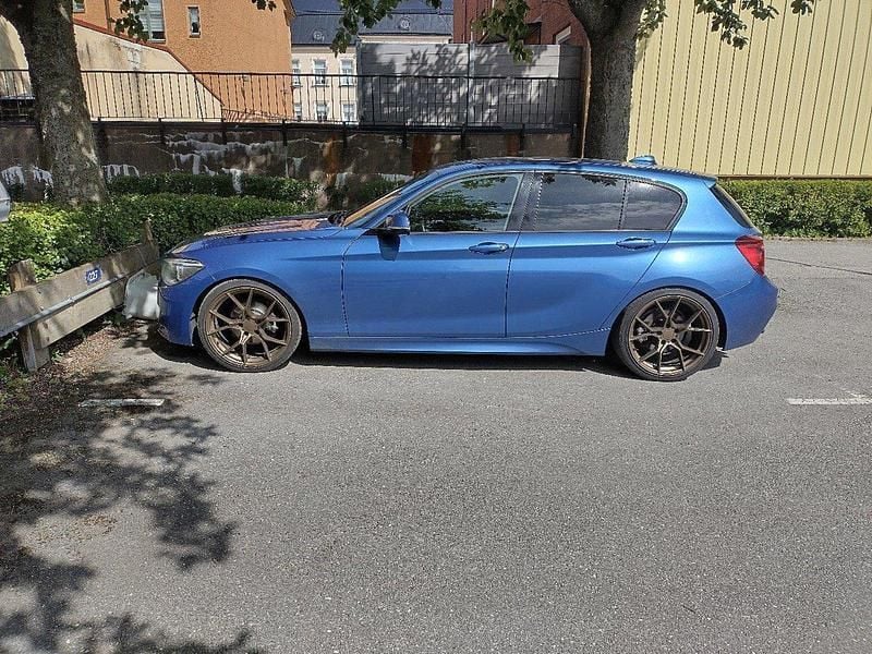 Blå Begagnad 2013 BMW 118 M Sport Halvkombi | 100 000 kr (Lite dyr) - Bild 1/4