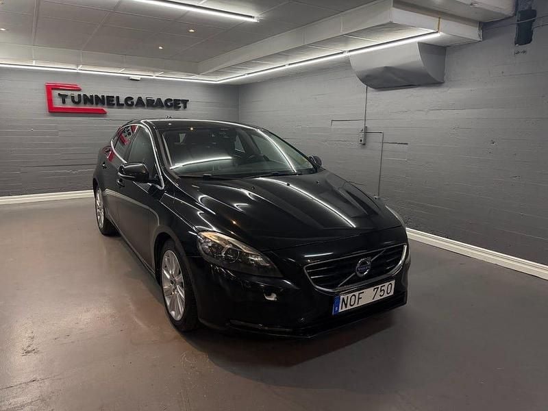 Begagnad Volvo V40 Summum 116 HK (85 kW) 2014 Svart