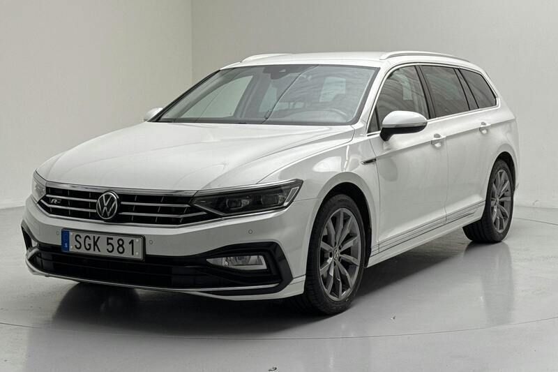 Vit Begagnad 2021 VW Passat R-line Sedan | 275 000 kr (Marknadspris) - Bild 1/4