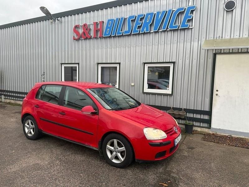 Röd Begagnad 2005 VW Golf IV Trendline Halvkombi | 20 900 kr (Bra pris) - Bild 1/4